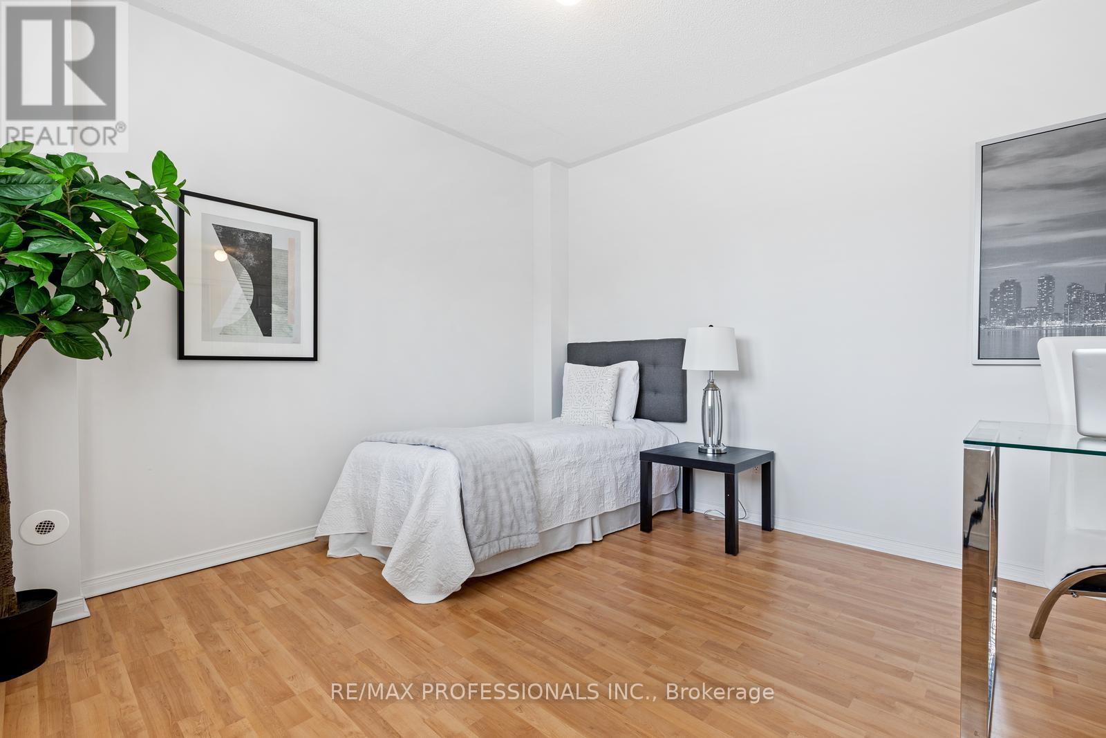 104 - 3400 Lake Shore Boulevard W, Toronto, Ontario  M8W 4Z9 - Photo 5 - W12648748