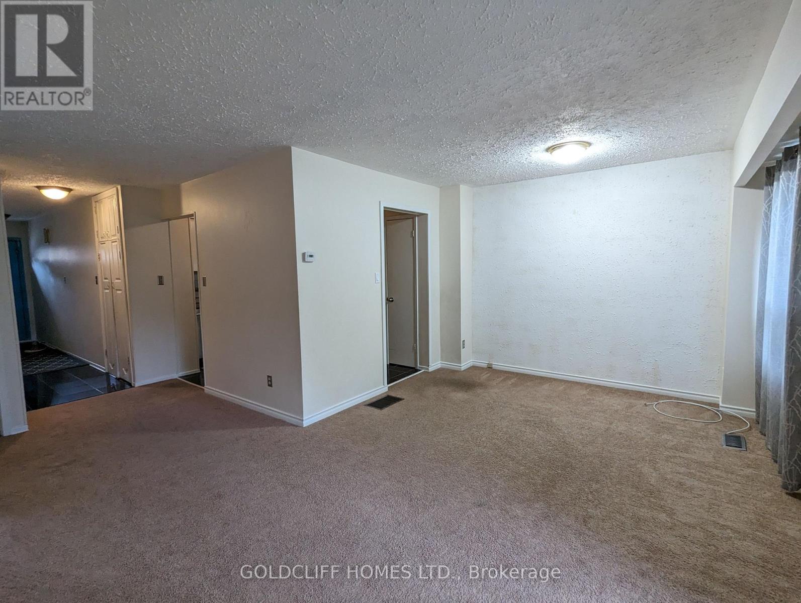 35 Dawson Crescent, Brampton, Ontario  L6V 3M5 - Photo 3 - W12648768