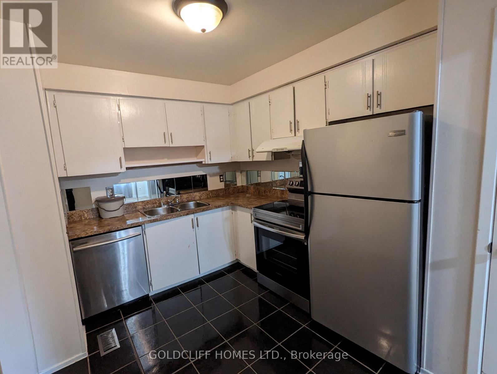 35 Dawson Crescent, Brampton, Ontario  L6V 3M5 - Photo 4 - W12648768