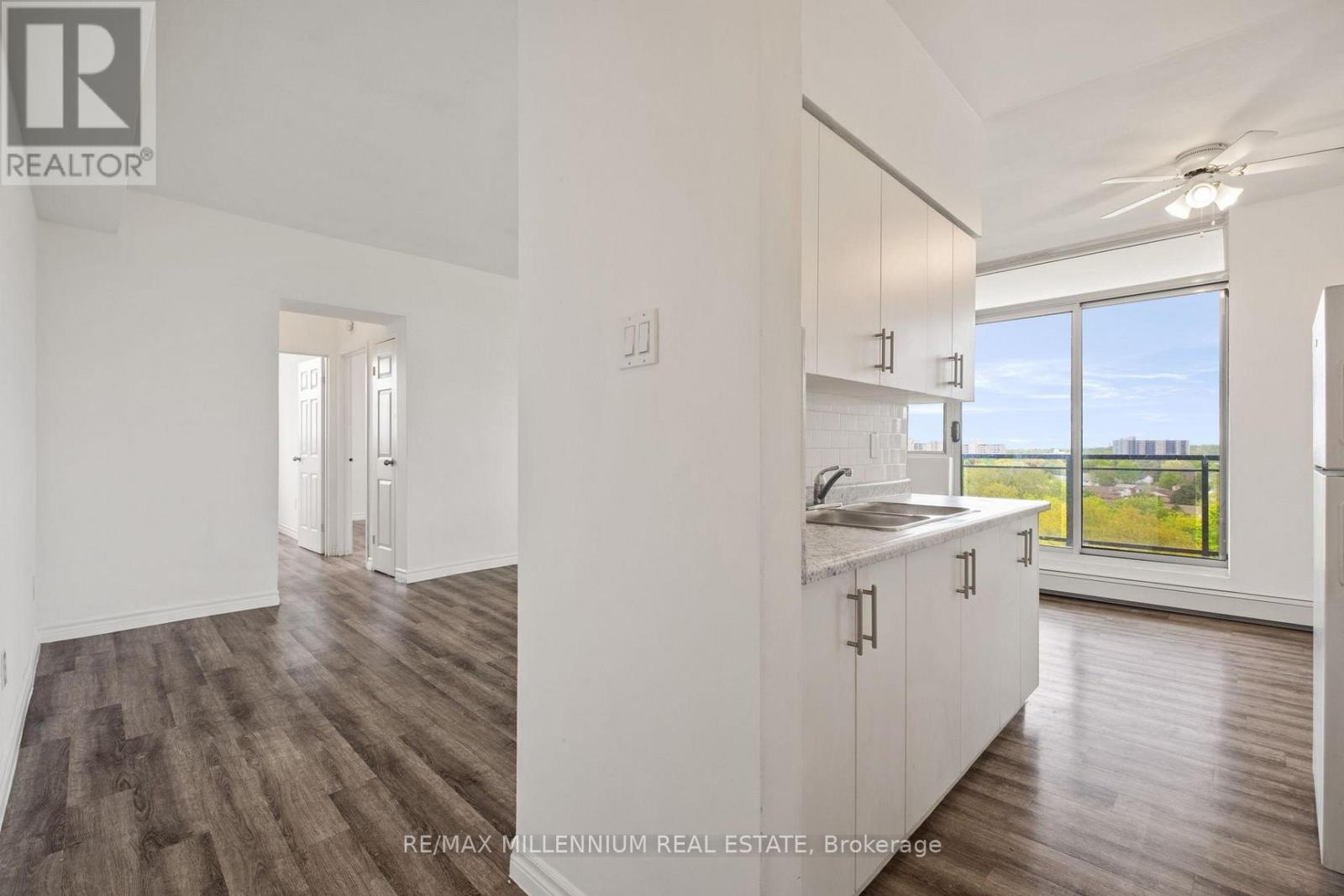 708 - 420 Greenhill Avenue, Hamilton, Ontario  L8K 6E7 - Photo 3 - X12648730