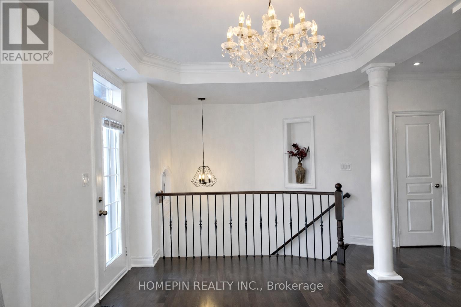 40 Chapman Court, Aurora, Ontario  L4G 0E2 - Photo 3 - N12648850