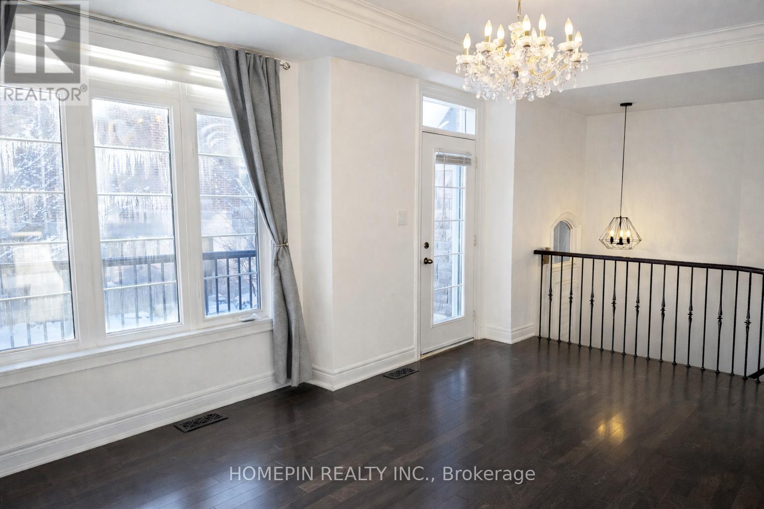 40 Chapman Court, Aurora, Ontario  L4G 0E2 - Photo 4 - N12648850