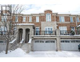 40 CHAPMAN COURT, Aurora, Ontario