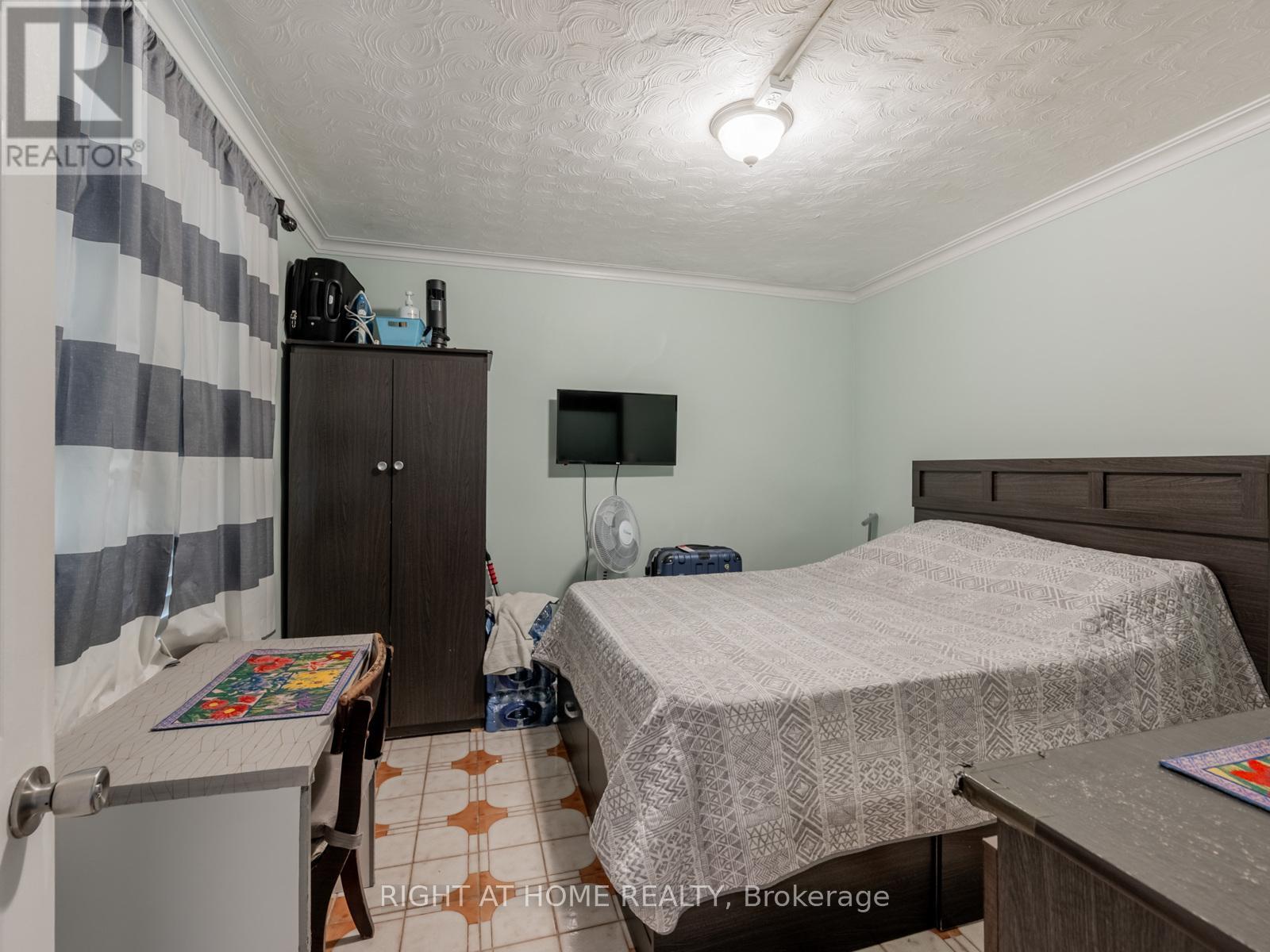 120 Redwater Drive, Toronto, Ontario  M9W 2A2 - Photo 10 - W12648872