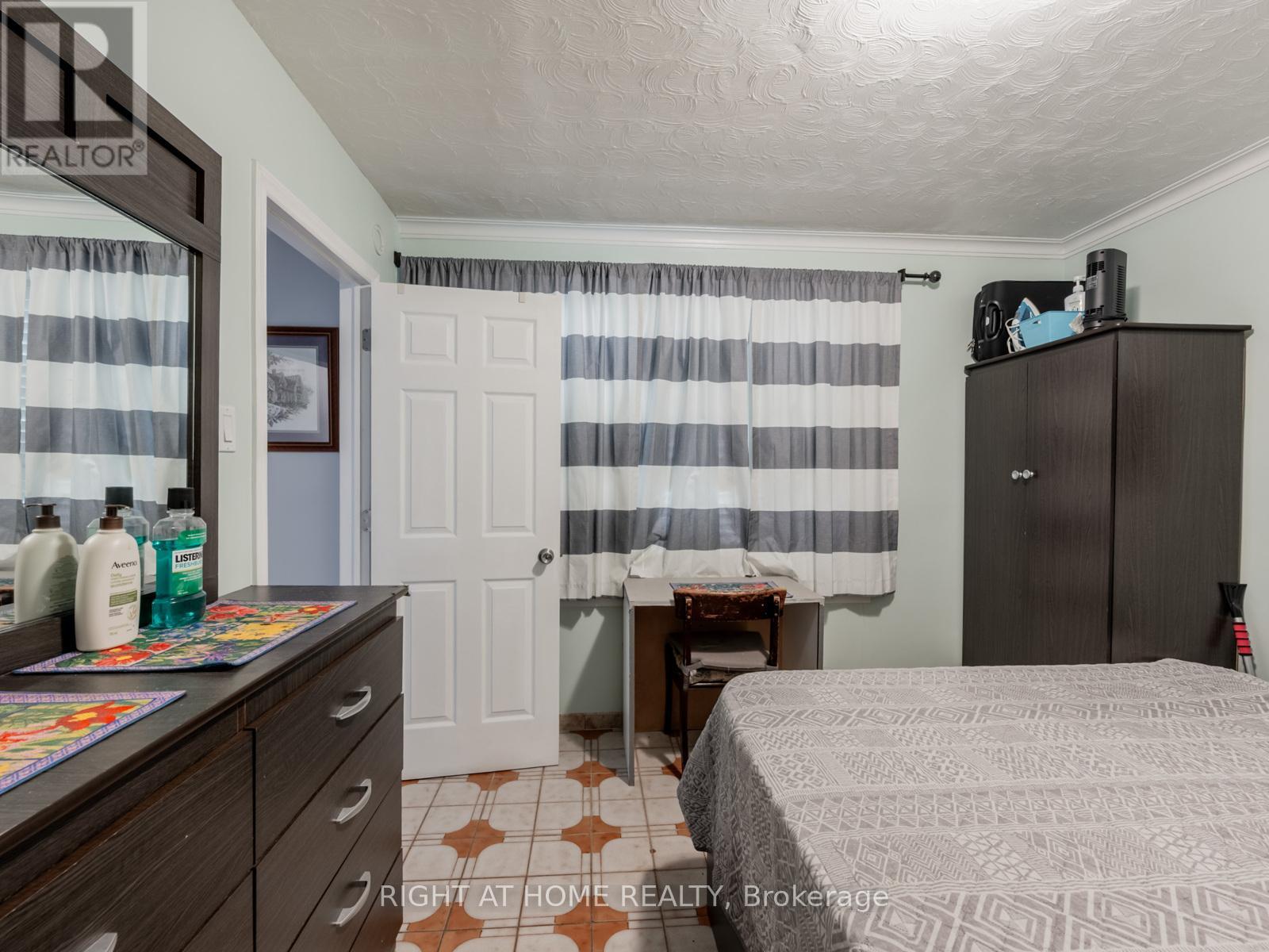 120 Redwater Drive, Toronto, Ontario  M9W 2A2 - Photo 11 - W12648872