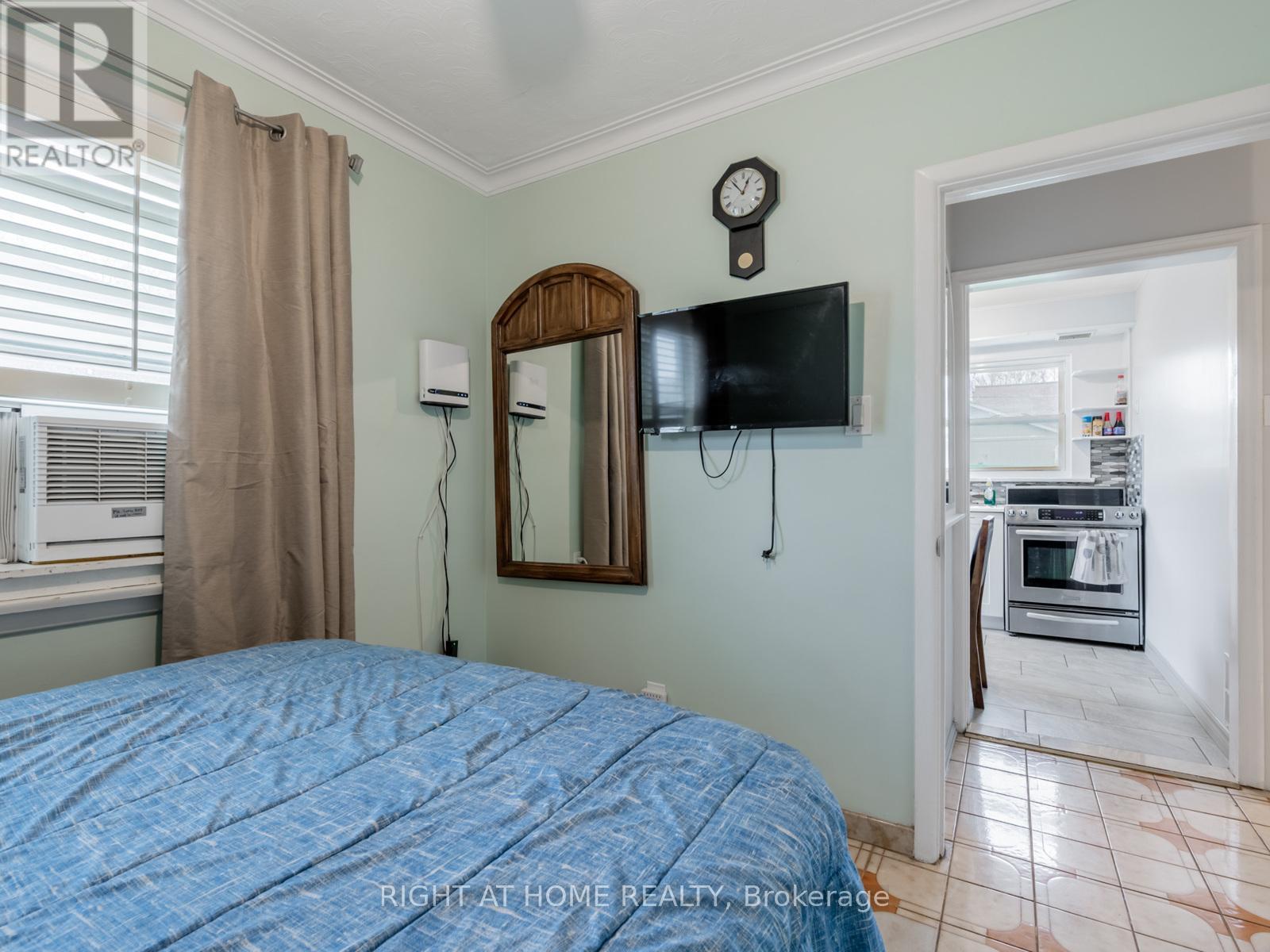 120 Redwater Drive, Toronto, Ontario  M9W 2A2 - Photo 17 - W12648872