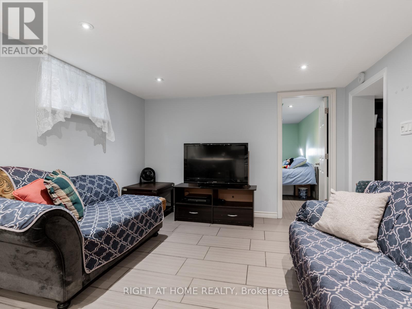 120 Redwater Drive, Toronto, Ontario  M9W 2A2 - Photo 25 - W12648872