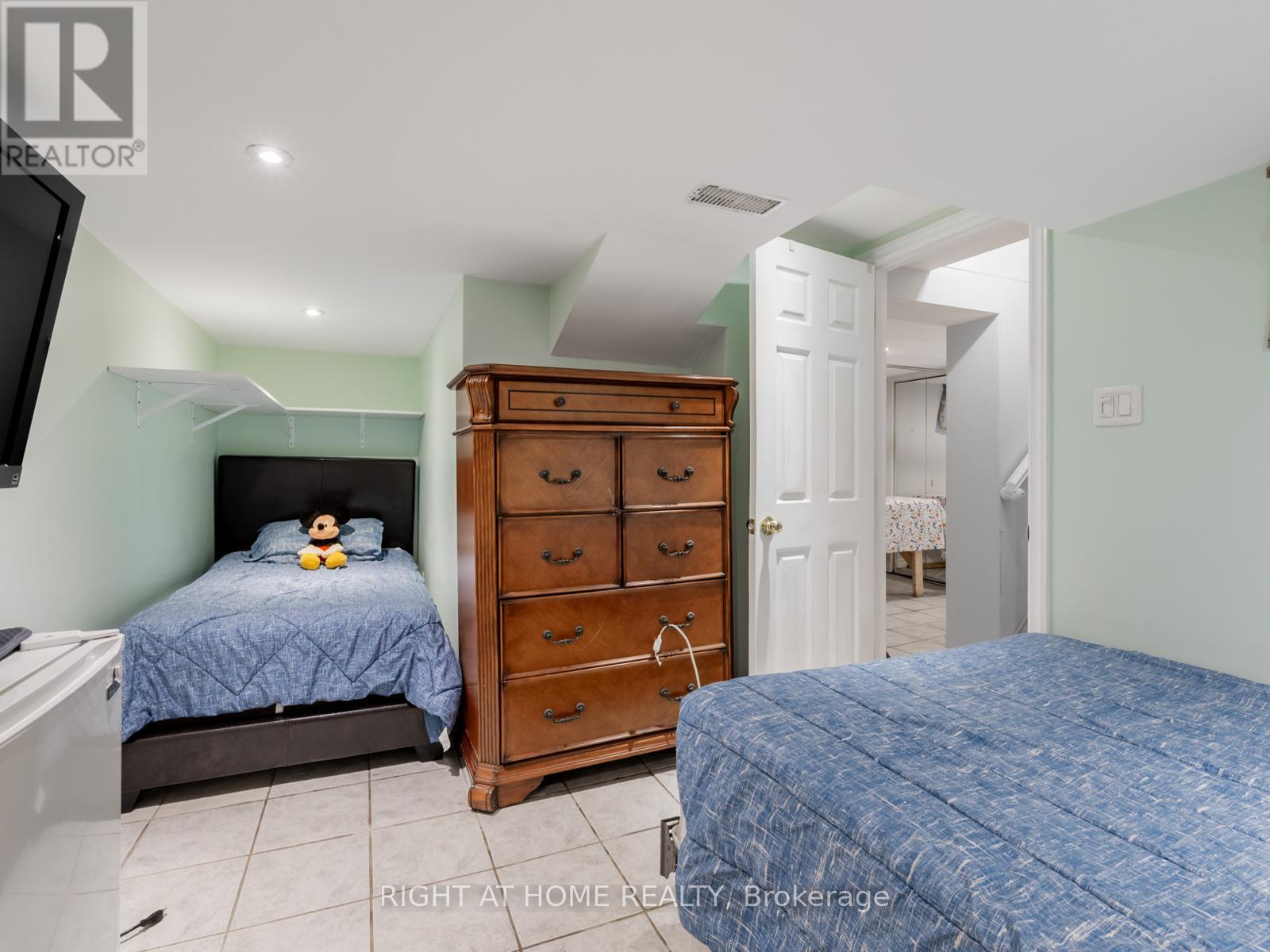 120 Redwater Drive, Toronto, Ontario  M9W 2A2 - Photo 30 - W12648872