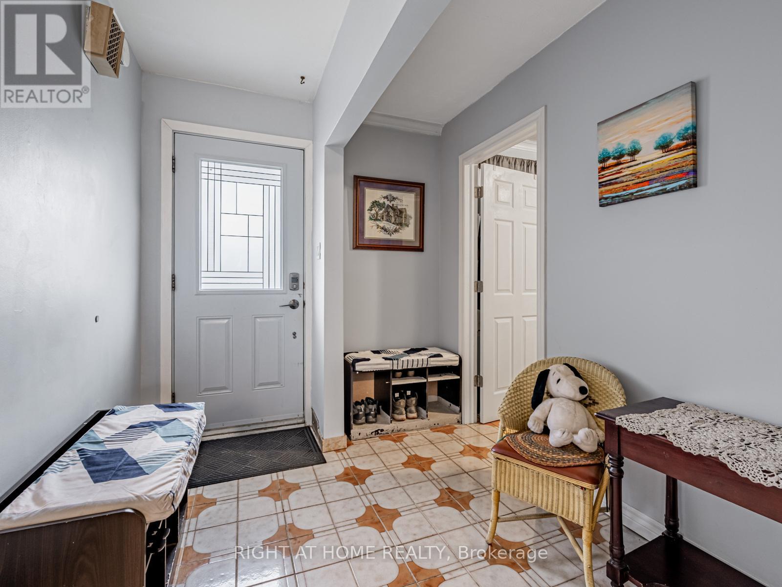 120 Redwater Drive, Toronto, Ontario  M9W 2A2 - Photo 4 - W12648872