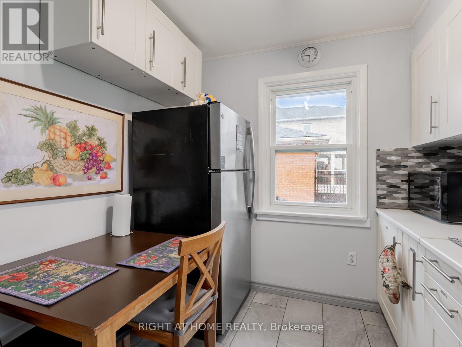 120 Redwater Drive, Toronto, Ontario  M9W 2A2 - Photo 6 - W12648872