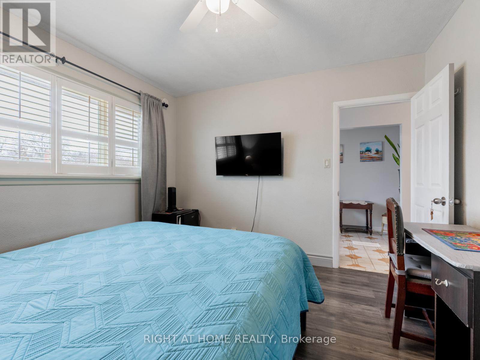 120 Redwater Drive, Toronto, Ontario  M9W 2A2 - Photo 8 - W12648872