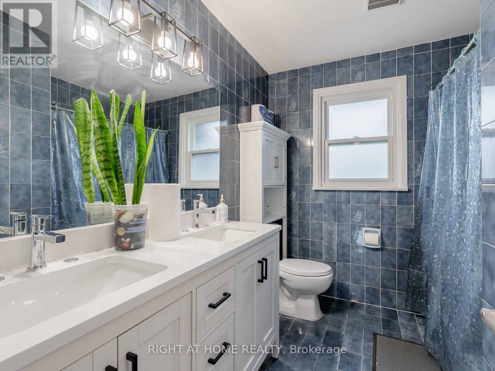 120 Redwater Drive, Toronto, Ontario  M9W 2A2 - Photo 9 - W12648872