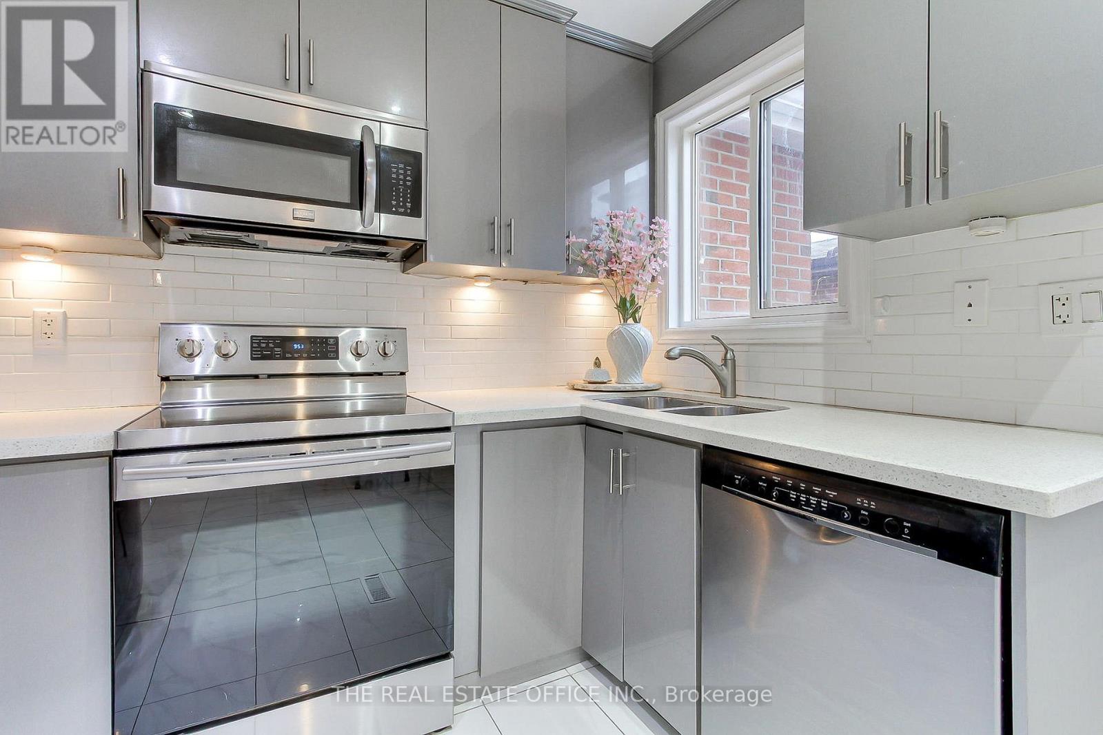 62 Radford Drive, Brampton, Ontario  L6V 2Y9 - Photo 10 - W12648880