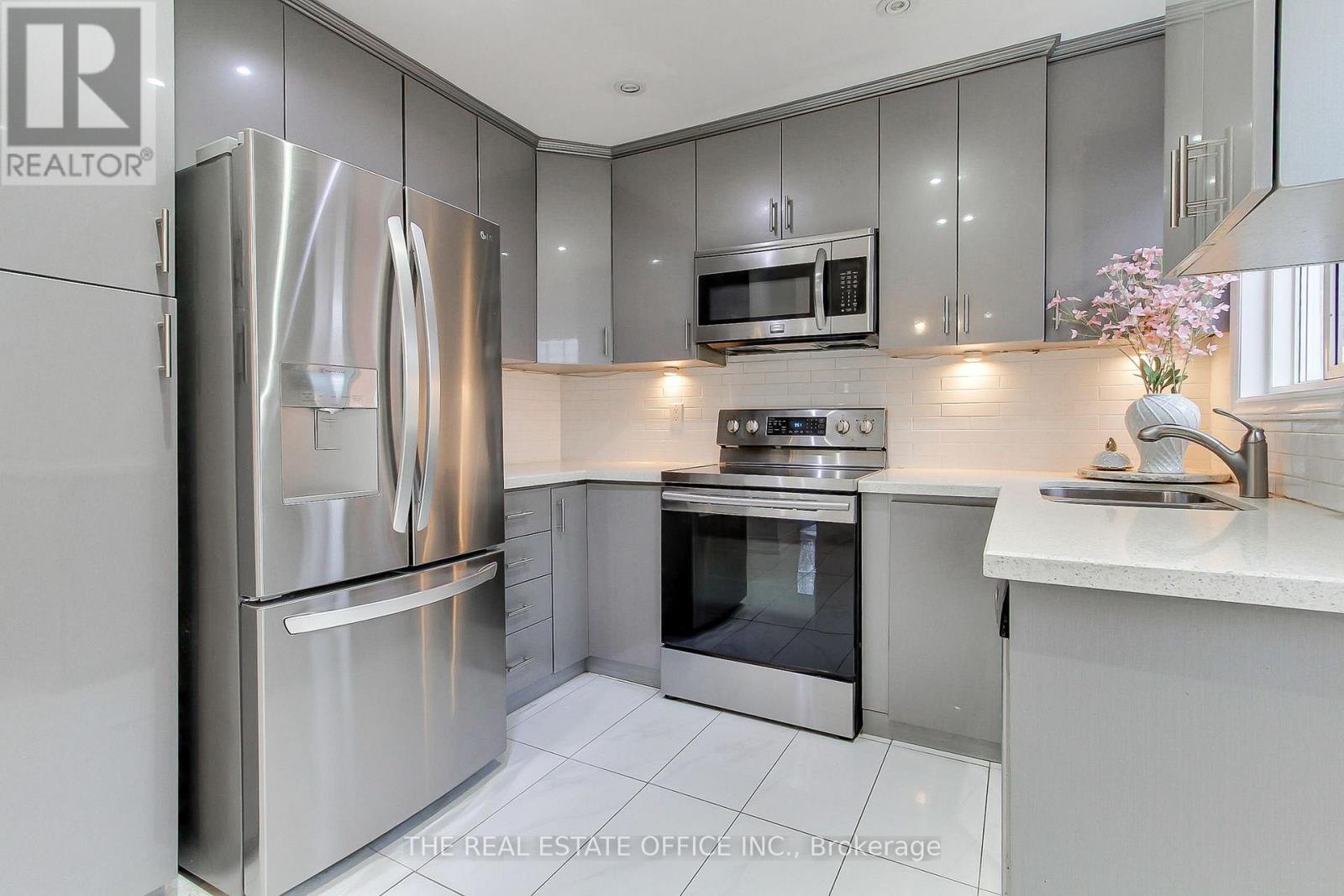 62 Radford Drive, Brampton, Ontario  L6V 2Y9 - Photo 9 - W12648880