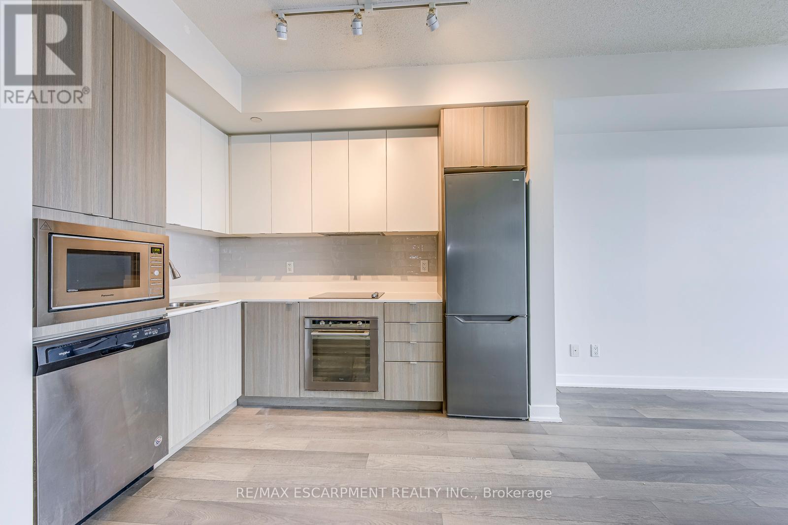 105 - 1135 Cooke Boulevard, Burlington, Ontario  L7T 0C3 - Photo 7 - W12648934