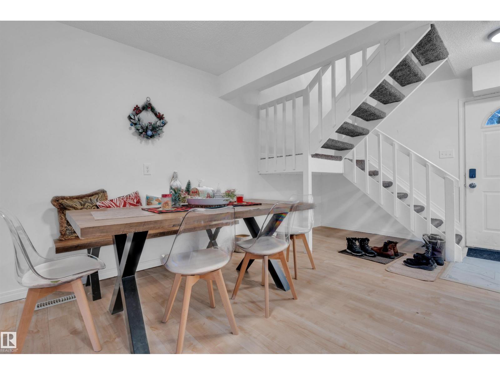 8F MEADOWLARK VG NW, Edmonton, Alberta