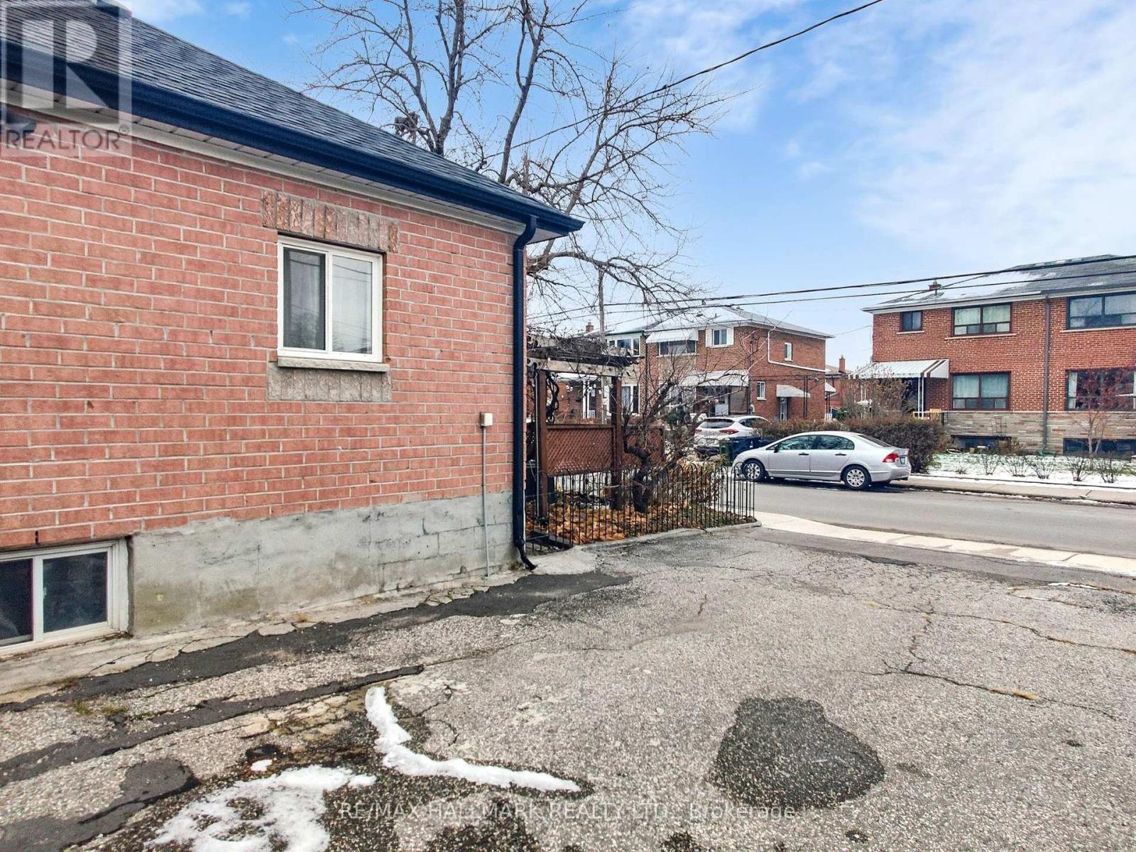 Main - 2 Criscoe Street, Toronto, Ontario  M6N 3Y9 - Photo 27 - W12648996