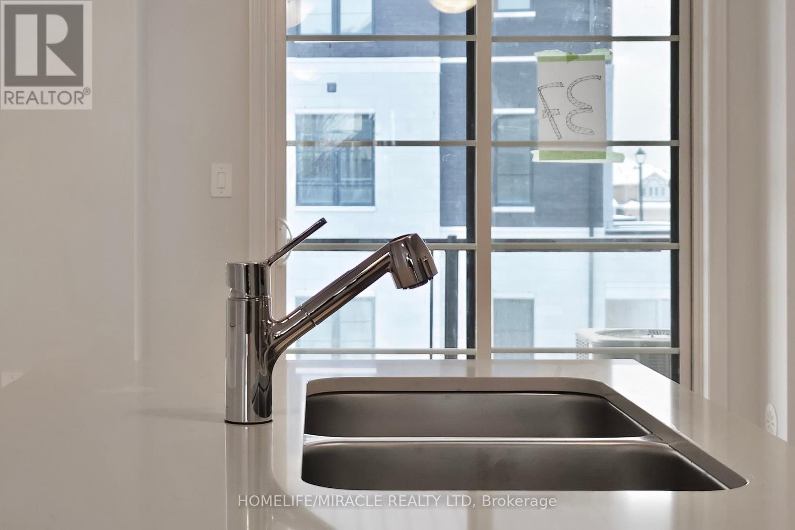 5911 Saigon Street E, Mississauga, Ontario  L5V 0E9 - Photo 12 - W12649016