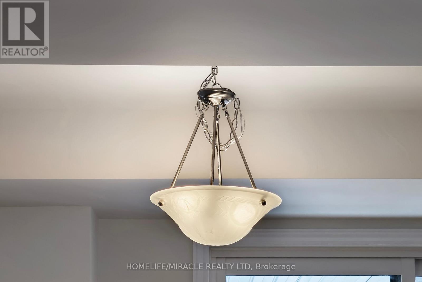 5911 Saigon Street E, Mississauga, Ontario  L5V 0E9 - Photo 13 - W12649016