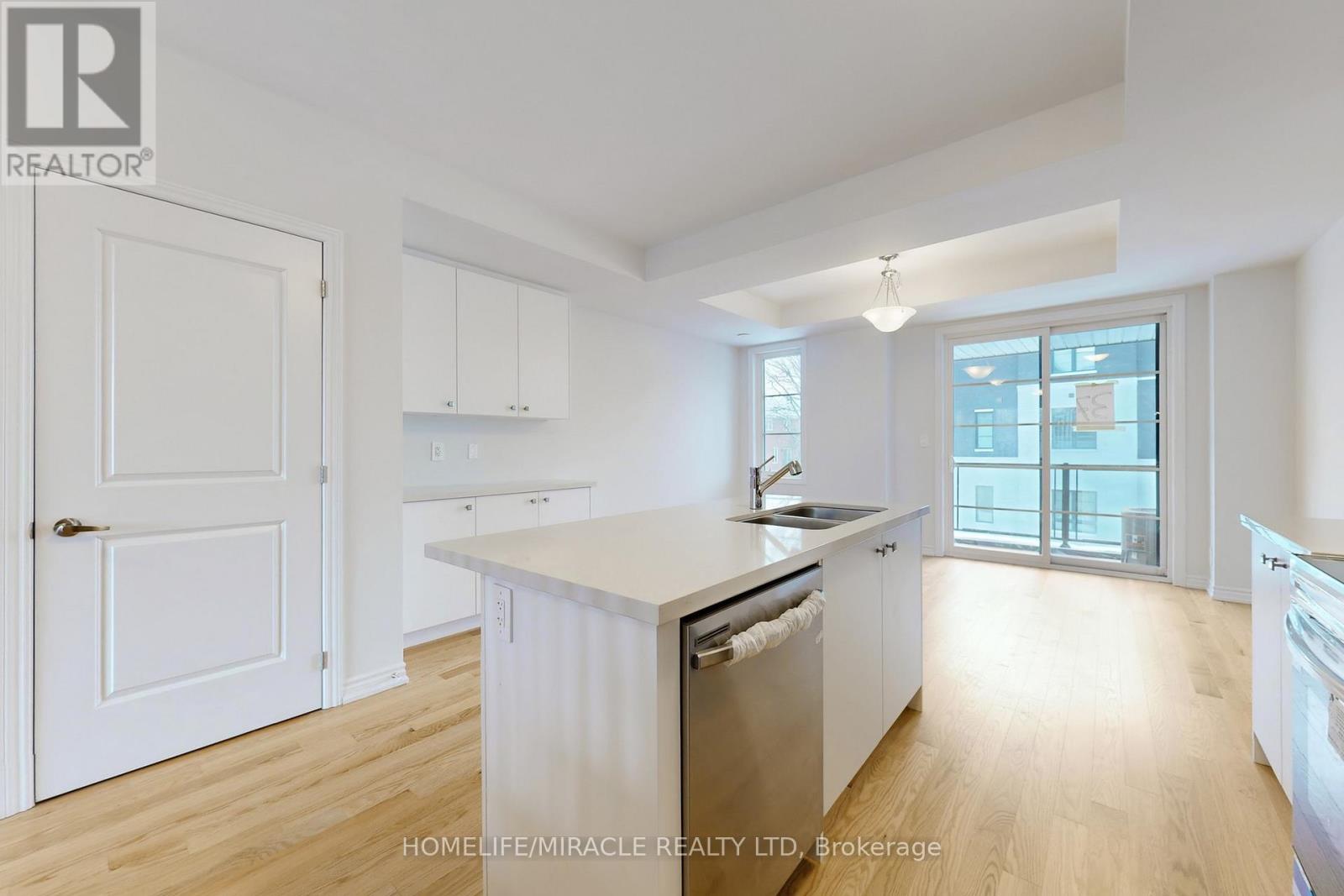 5911 Saigon Street E, Mississauga, Ontario  L5V 0E9 - Photo 9 - W12649016