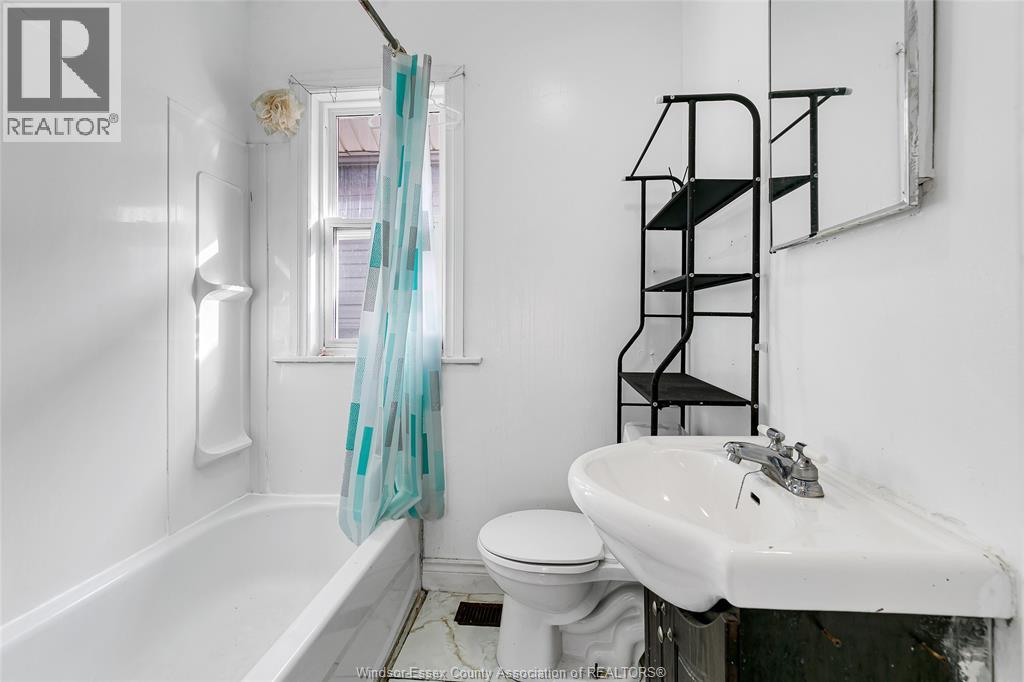 915 Josephine, Windsor, Ontario  N9B 2L4 - Photo 13 - 25032007