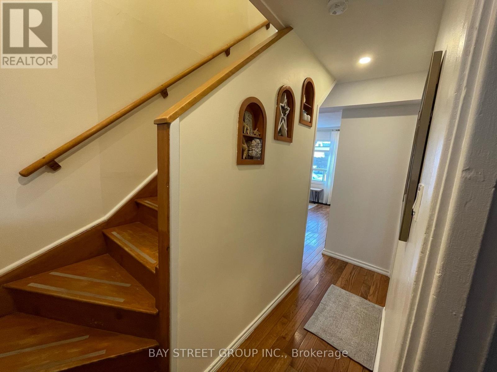 103 Uno Drive, Toronto, Ontario  M8Z 3P2 - Photo 12 - W12649086