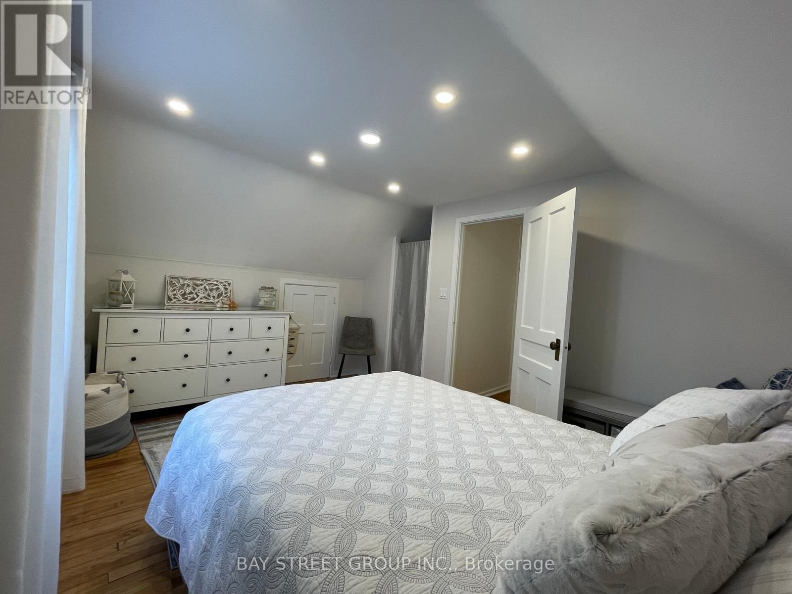 103 Uno Drive, Toronto, Ontario  M8Z 3P2 - Photo 13 - W12649086