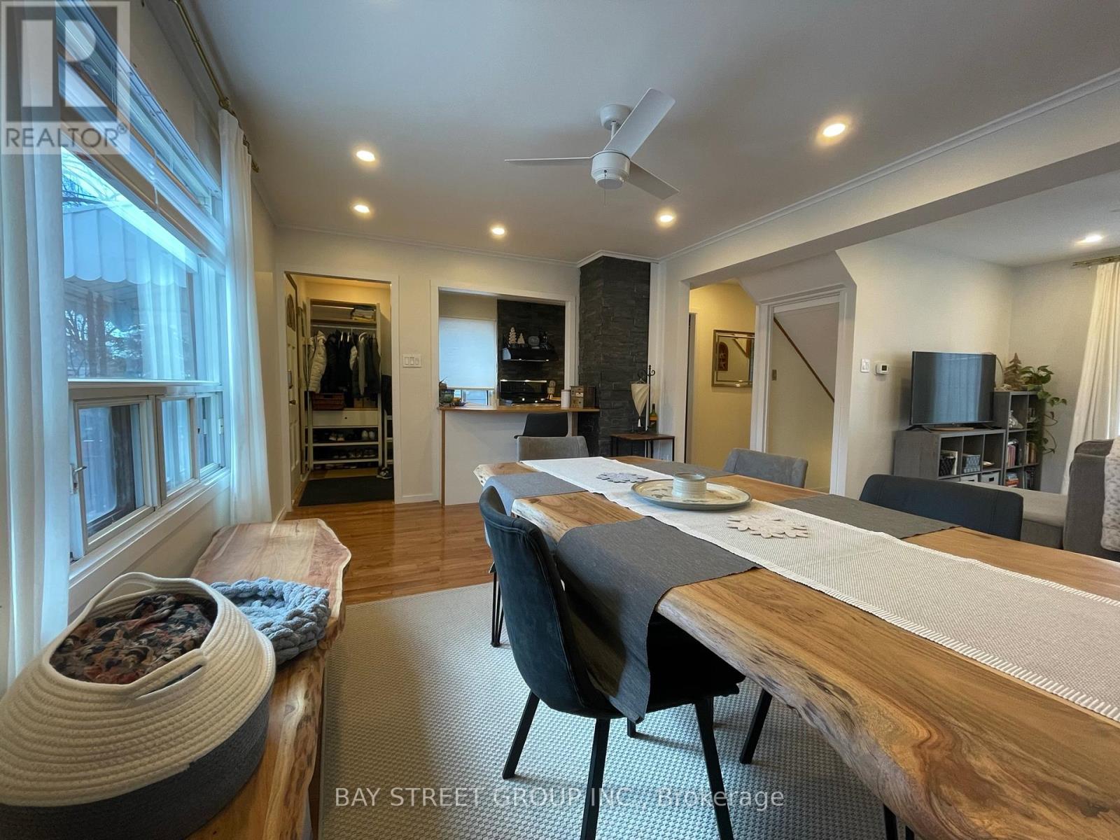 103 Uno Drive, Toronto, Ontario  M8Z 3P2 - Photo 3 - W12649086