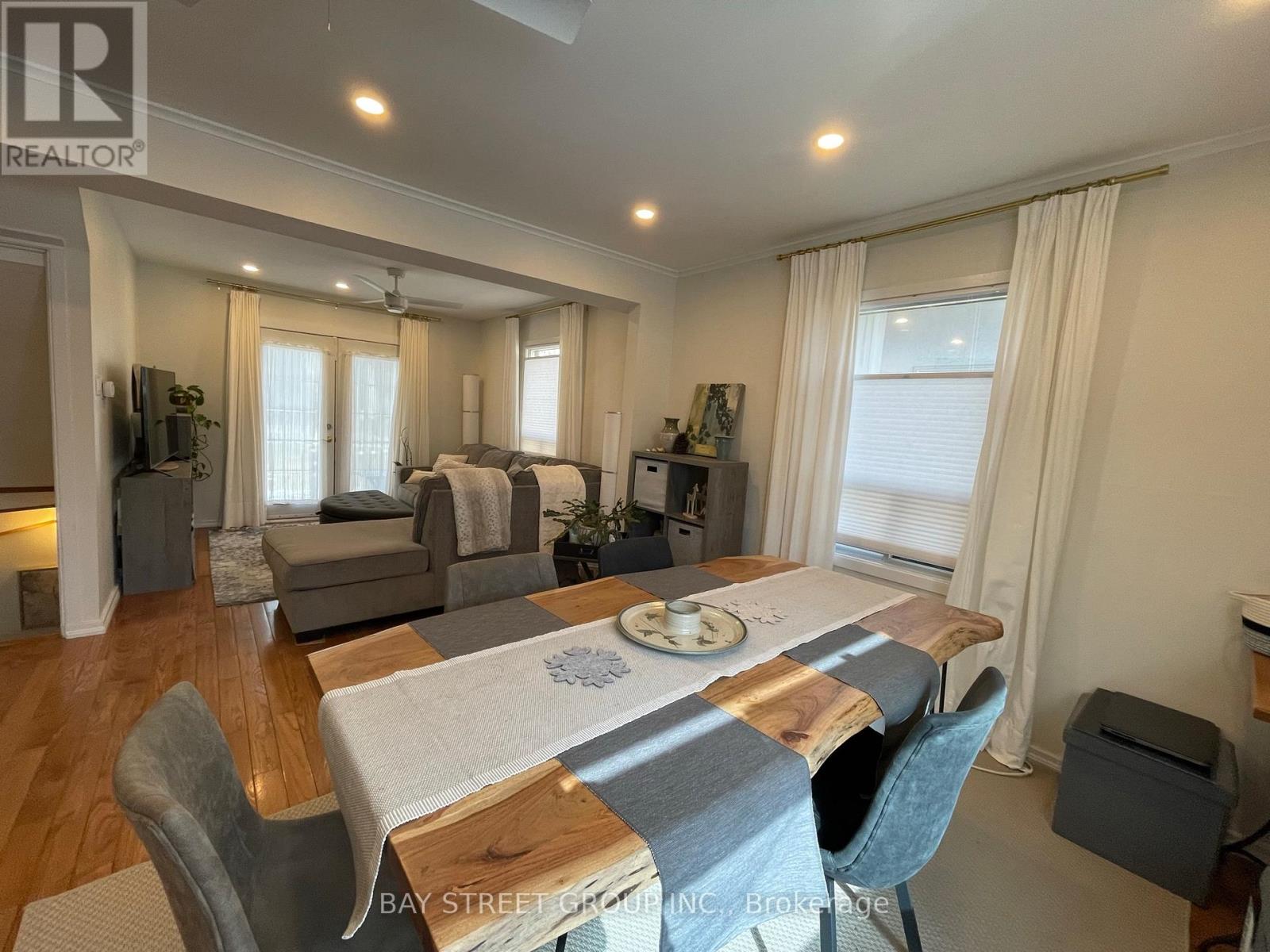 103 Uno Drive, Toronto, Ontario  M8Z 3P2 - Photo 4 - W12649086