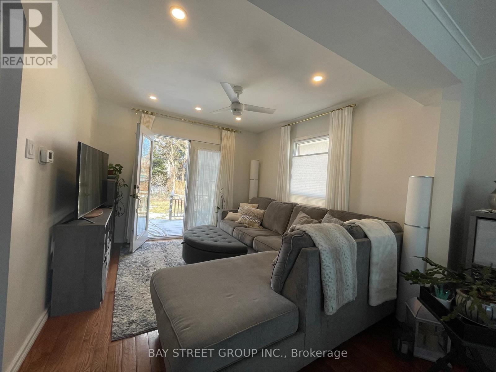 103 Uno Drive, Toronto, Ontario  M8Z 3P2 - Photo 6 - W12649086