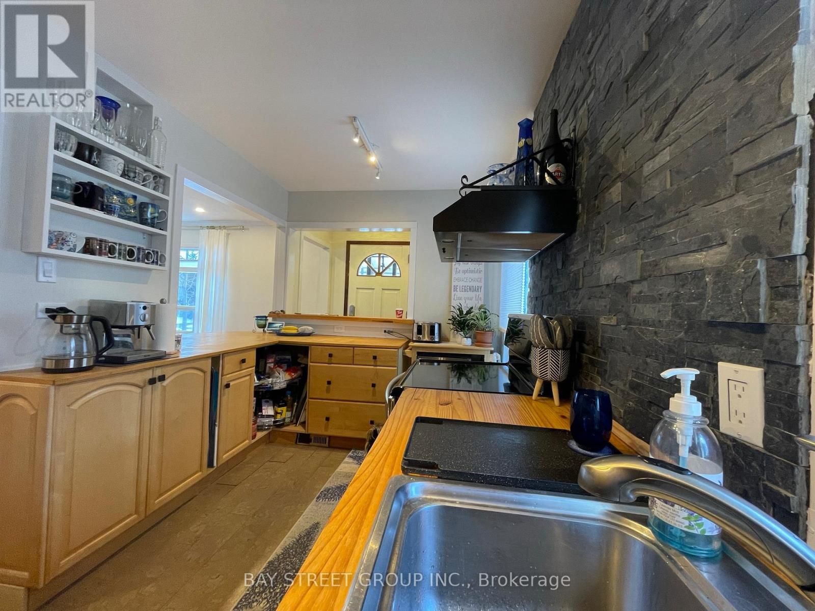 103 Uno Drive, Toronto, Ontario  M8Z 3P2 - Photo 8 - W12649086