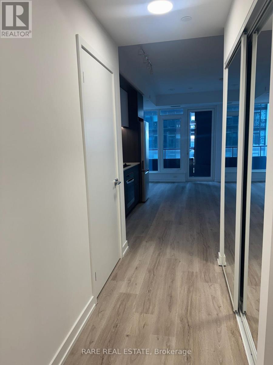 395 Square One Drive, Mississauga, Ontario  L5B 0P6 - Photo 9 - W12648874