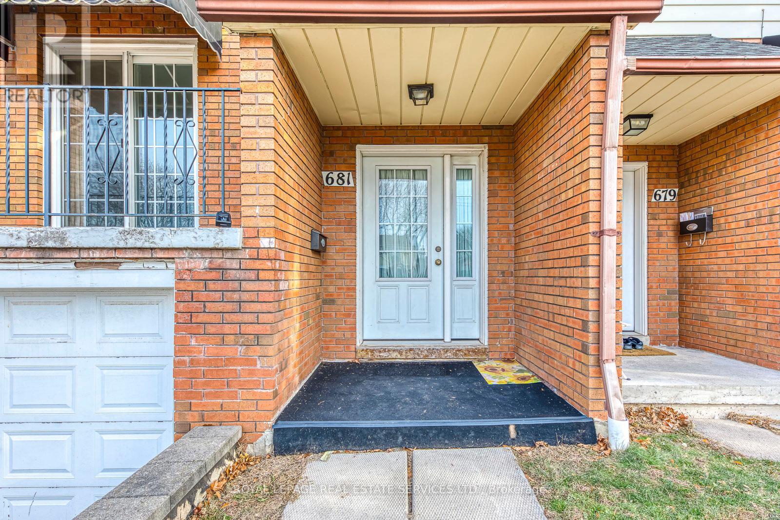 681 Cumberland Avenue, Burlington, Ontario  L7N 2X6 - Photo 2 - W12649180