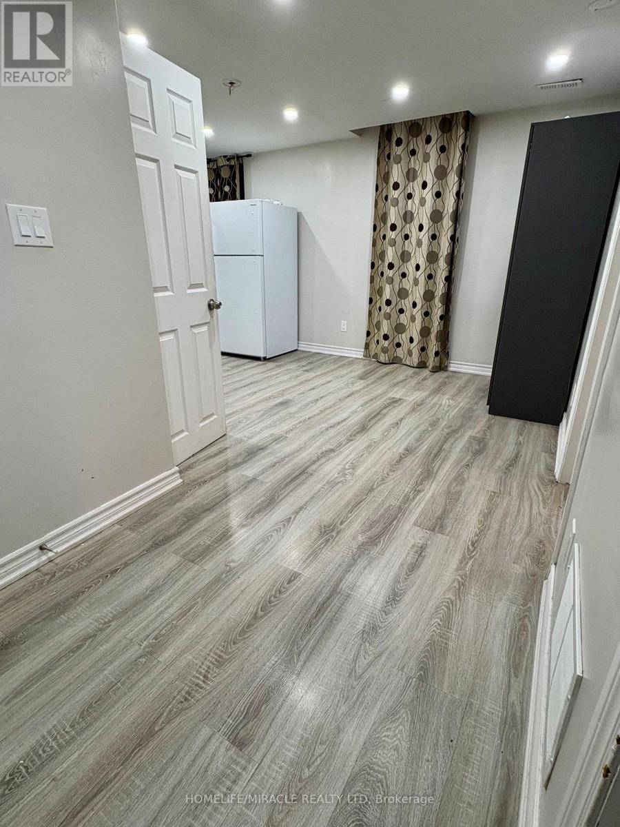 92 Evalene Court, Brampton, Ontario  L6Z 2Z7 - Photo 2 - W12649190