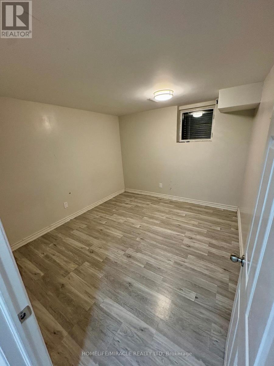 92 Evalene Court, Brampton, Ontario  L6Z 2Z7 - Photo 4 - W12649190