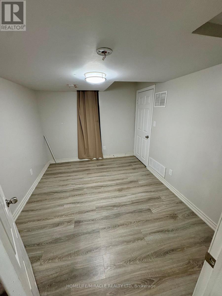 92 Evalene Court, Brampton, Ontario  L6Z 2Z7 - Photo 5 - W12649190