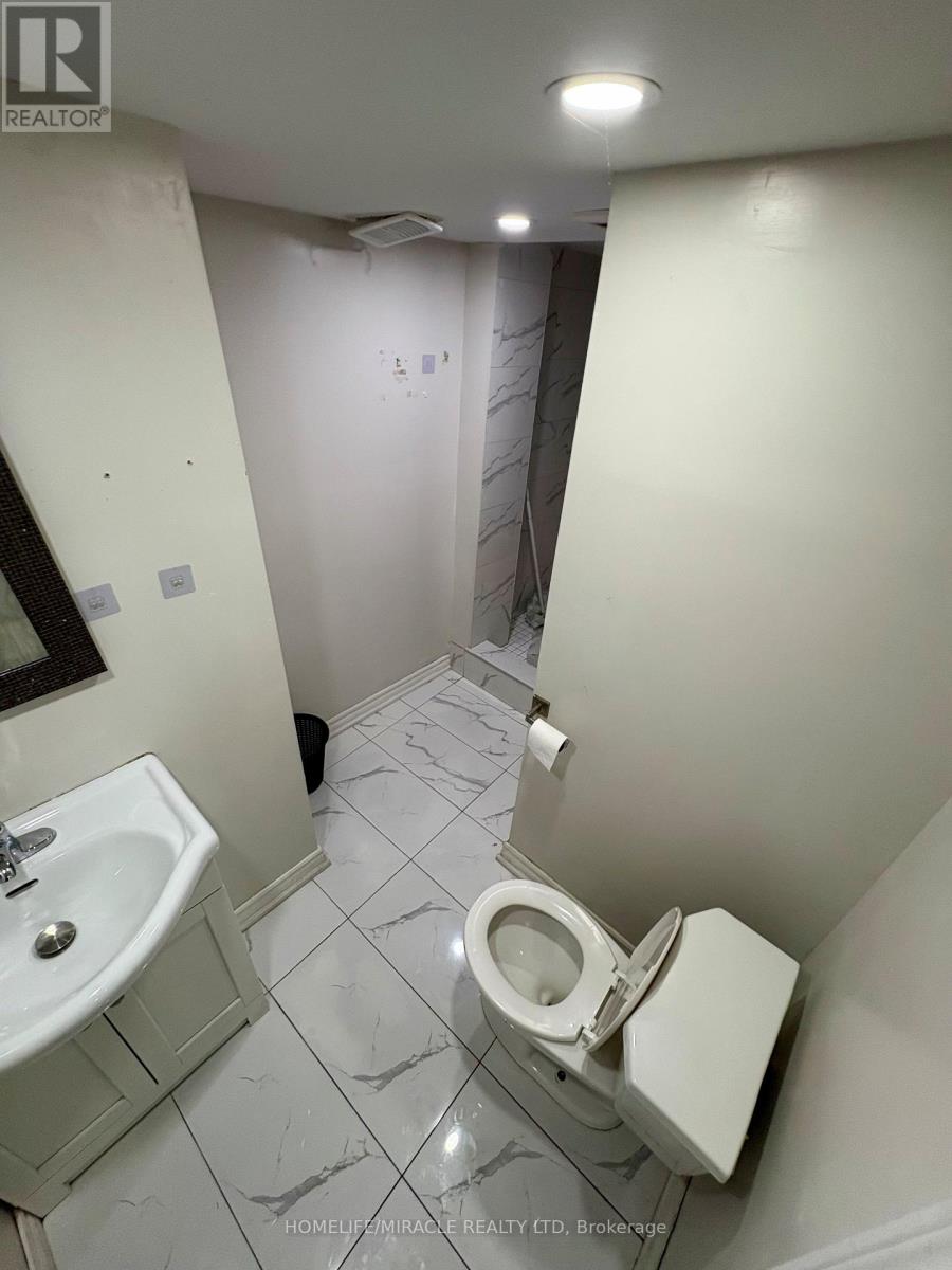 92 Evalene Court, Brampton, Ontario  L6Z 2Z7 - Photo 6 - W12649190