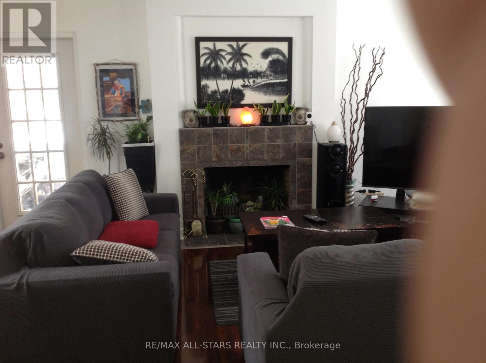 1 St James Place, Hamilton, Ontario  L8P 2N4 - Photo 9 - X12649182