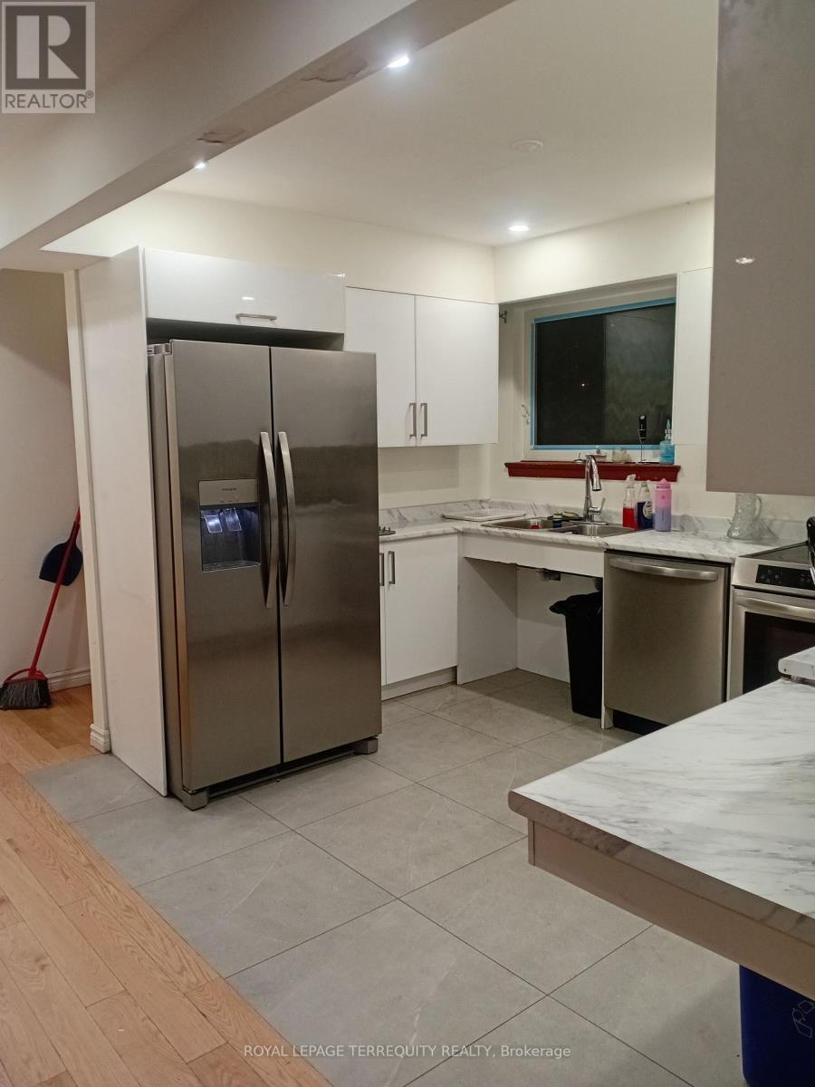 39 Earlton Road, Toronto, Ontario  M1T 2R4 - Photo 9 - E12635958