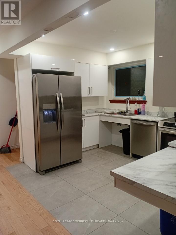 39 Earlton Road, Toronto, Ontario  M1T 2R4 - Photo 5 - E12635958