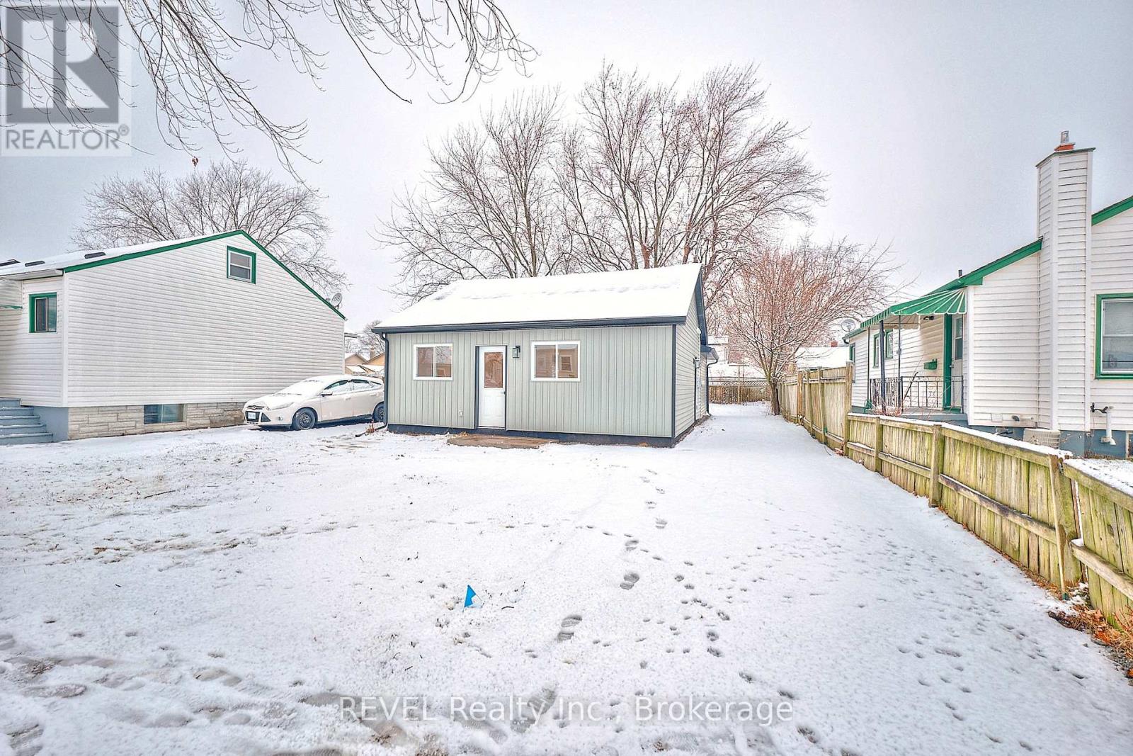 406 Hennepin Avenue, Welland (Lincoln/crowland), Ontario  L3B 4T5 - Photo 2 - X12649230