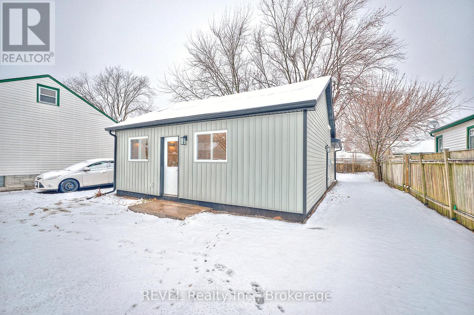 406 Hennepin Avenue, Welland (Lincoln/crowland), Ontario  L3B 4T5 - Photo 3 - X12649230