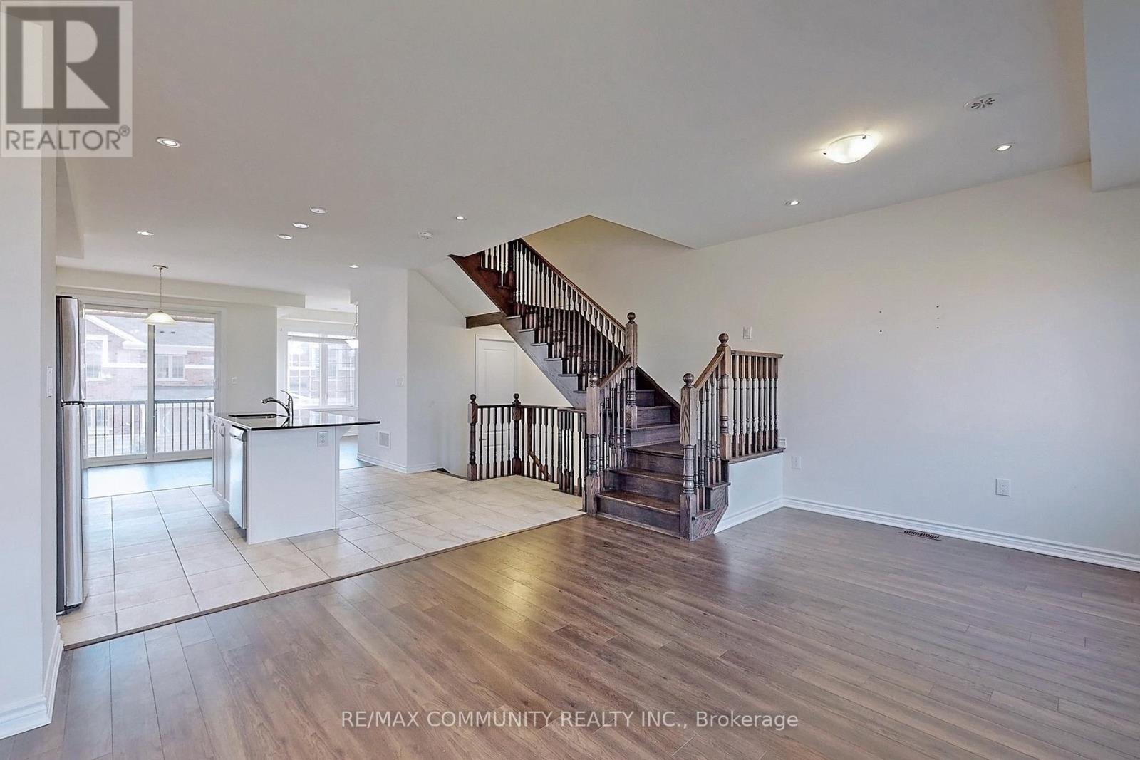 12 Fiesta Way, Whitby, Ontario  L1P 0H9 - Photo 4 - E12649204