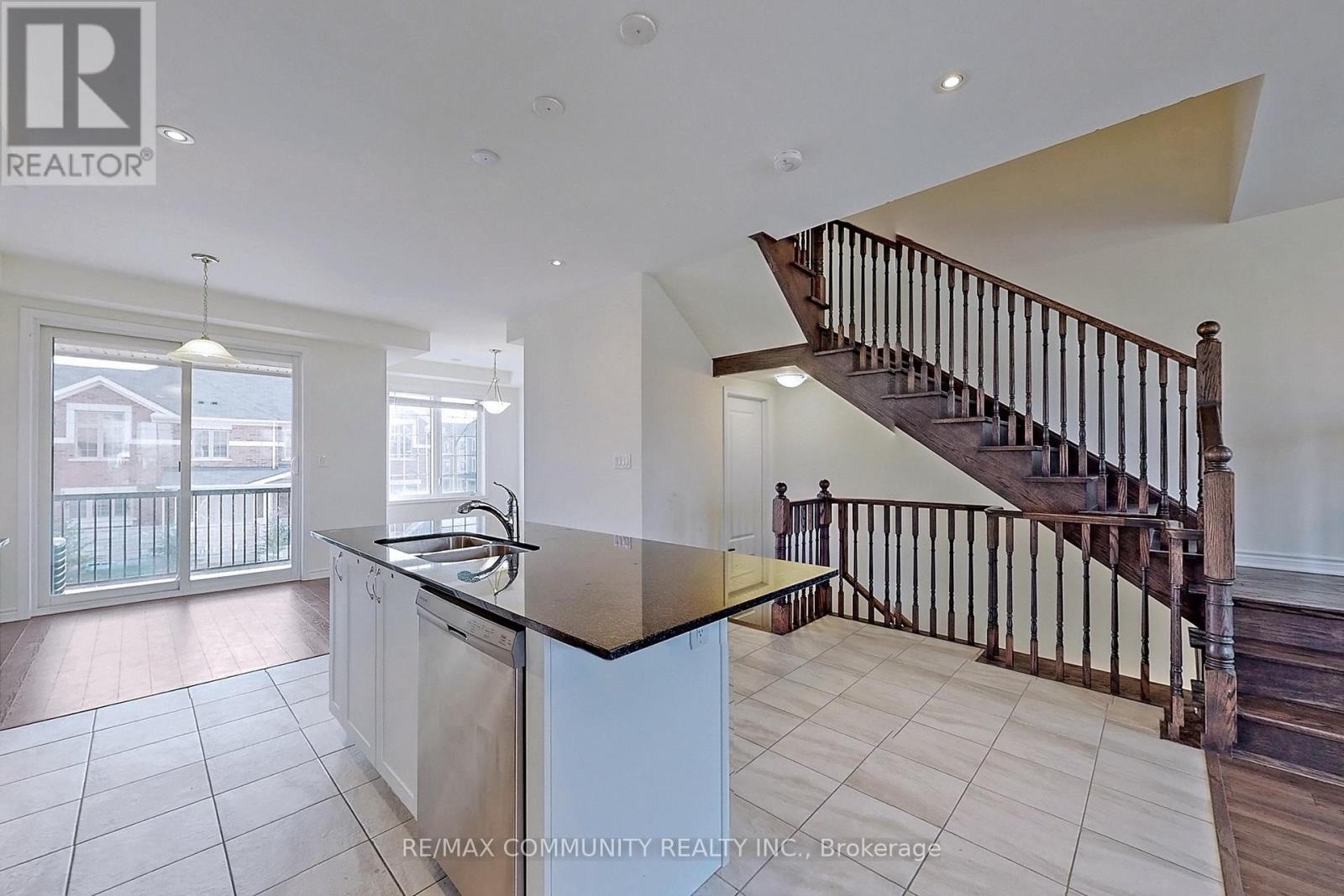 12 Fiesta Way, Whitby, Ontario  L1P 0H9 - Photo 9 - E12649204