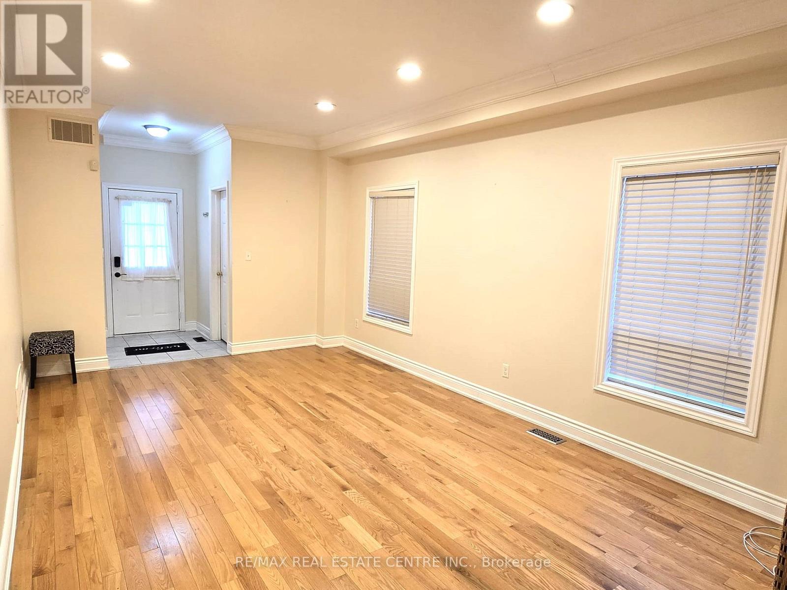 25 Commodore Drive, Brampton, Ontario  L6X 0S5 - Photo 3 - W12558362