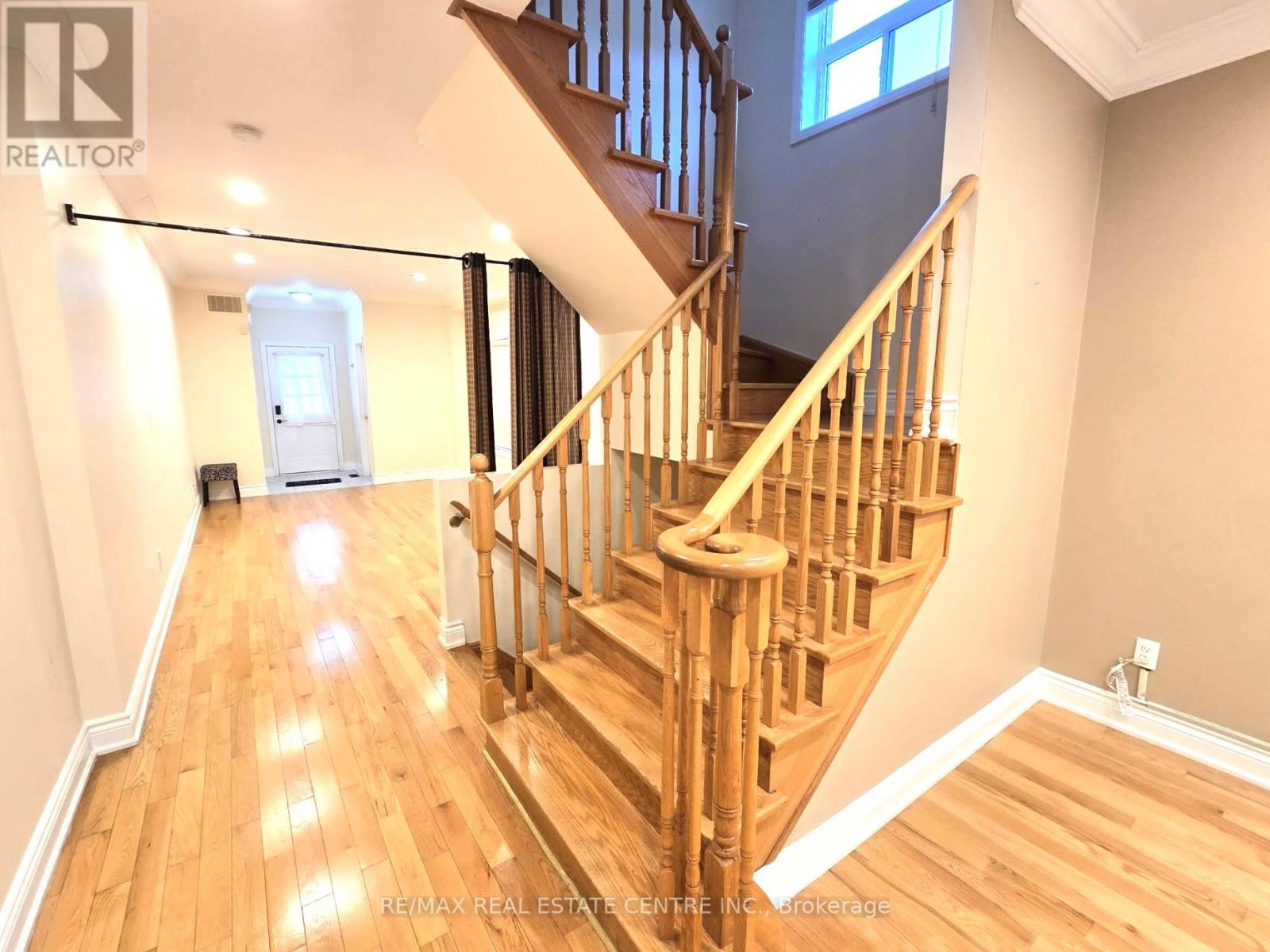 25 Commodore Drive, Brampton, Ontario  L6X 0S5 - Photo 11 - W12558362