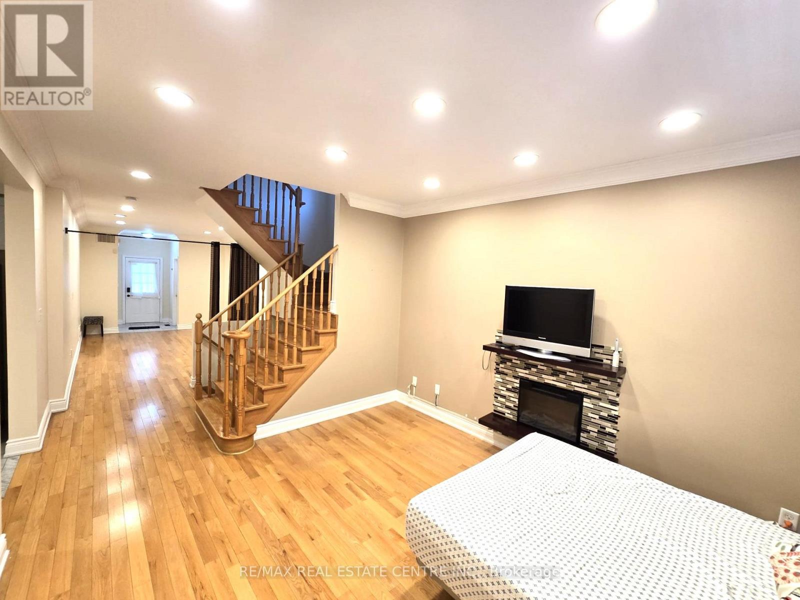 25 Commodore Drive, Brampton, Ontario  L6X 0S5 - Photo 5 - W12558362