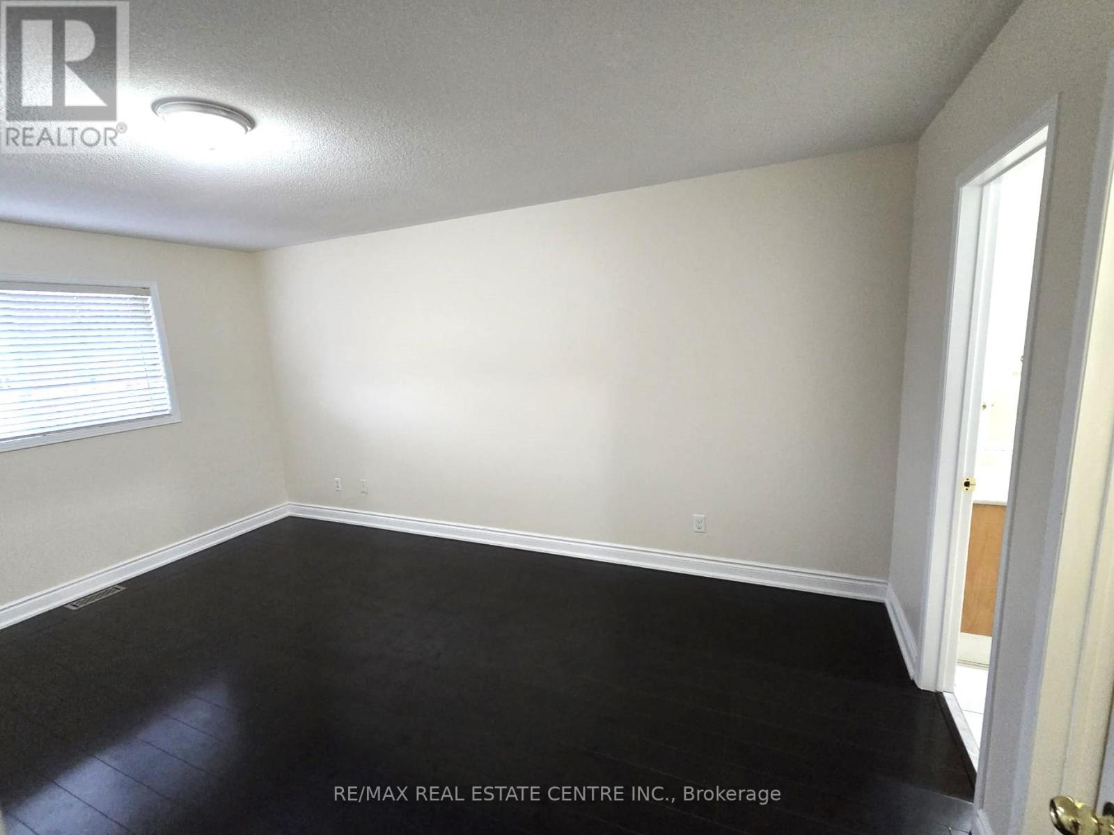 25 Commodore Drive, Brampton, Ontario  L6X 0S5 - Photo 15 - W12558362