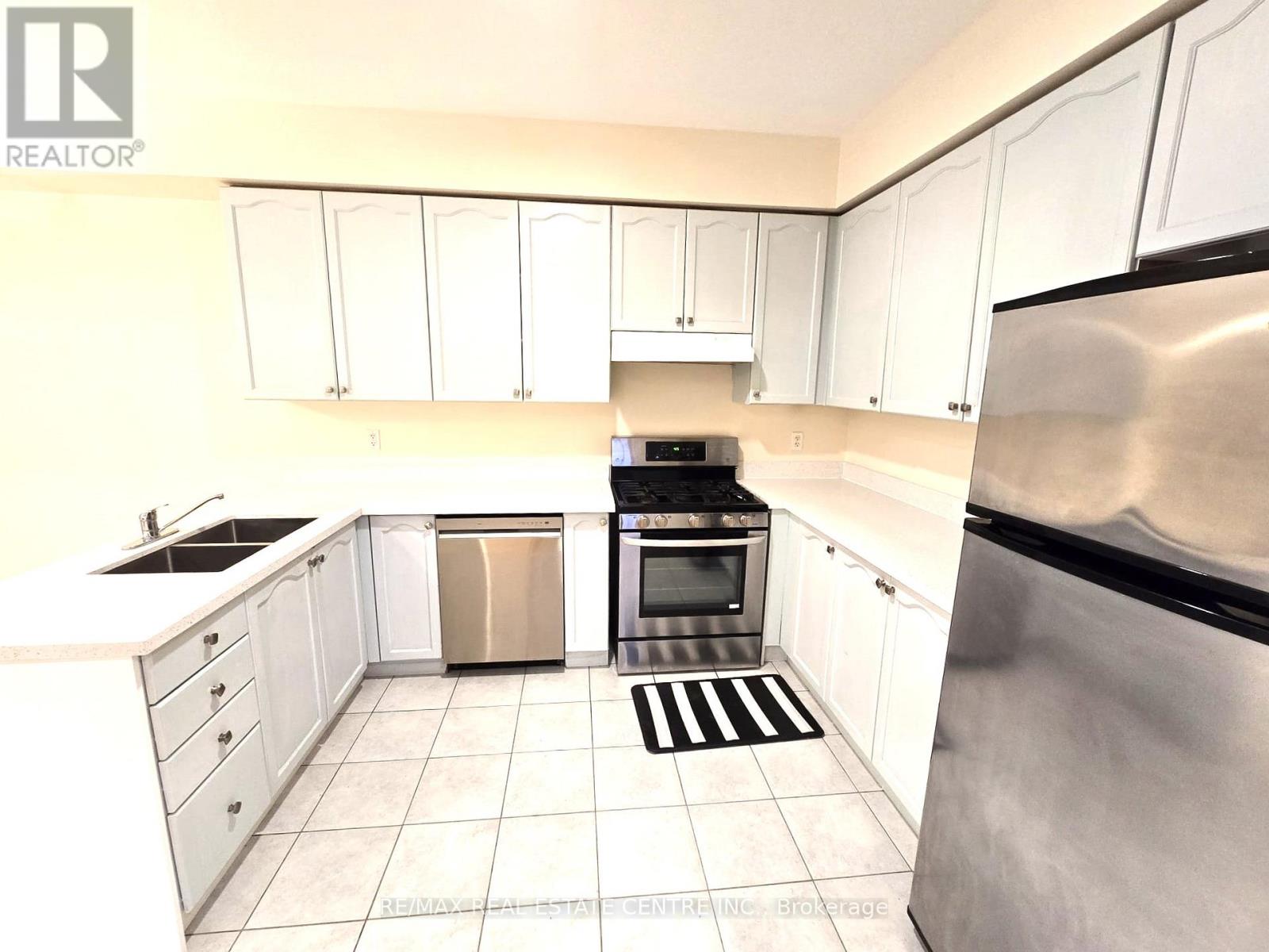 25 Commodore Drive, Brampton, Ontario  L6X 0S5 - Photo 7 - W12558362