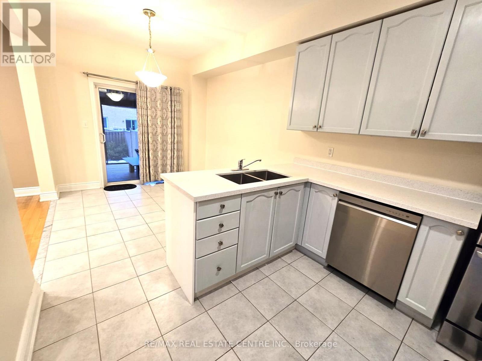 25 Commodore Drive, Brampton, Ontario  L6X 0S5 - Photo 9 - W12558362